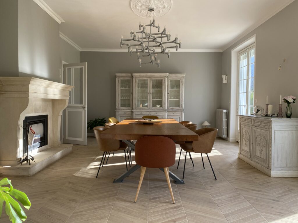 Salle à manger, corniche au plafond et parquet pose pointe de Hongrie