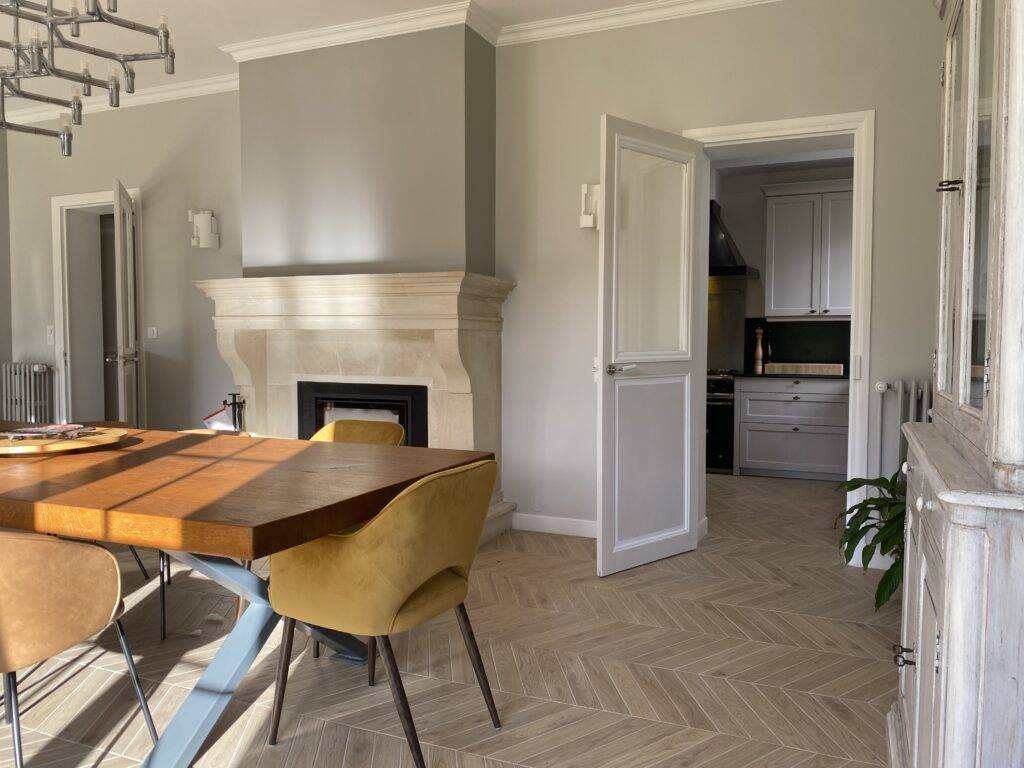 Salle à manger, corniche au plafond et parquet pose pointe de Hongrie