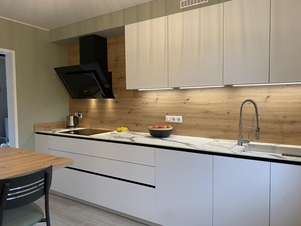 cuisine blanche mat et bois, plan de travail exprit calacata