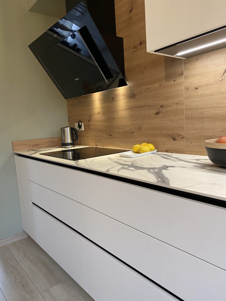 cuisine blanche mat avec crédence bois, plan de travail esprit Statuario