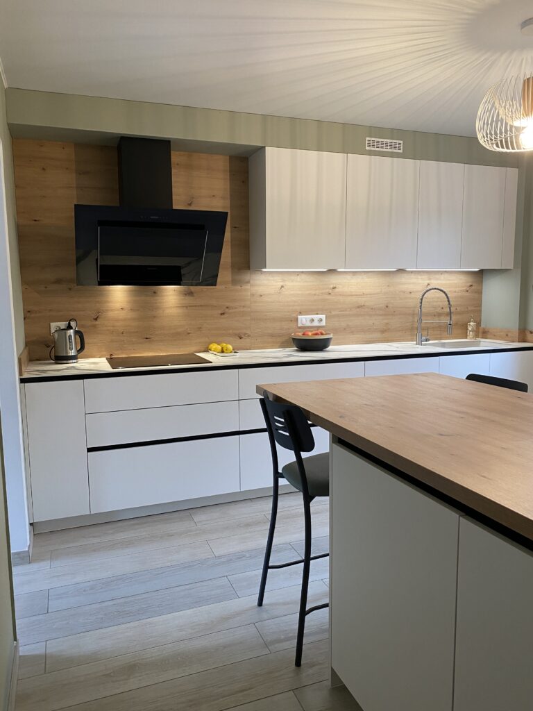 cuisine blanche mat et bois, plan de travail exprit calacata