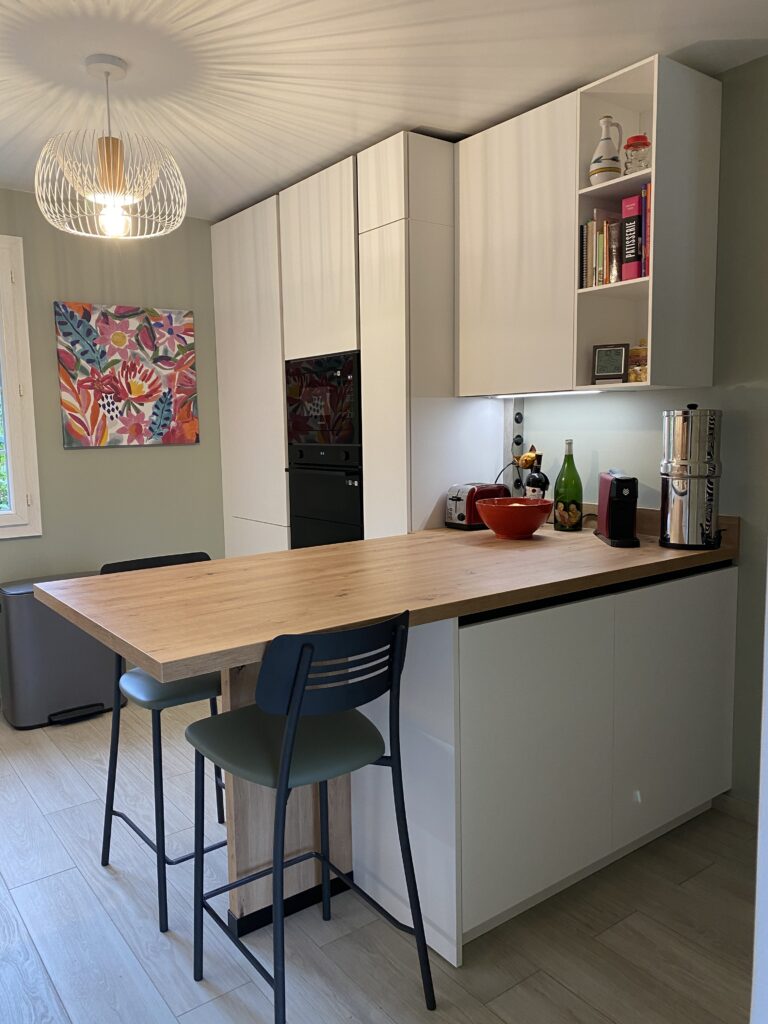 cuisine blanche mat et bois, plan de travail exprit calacata