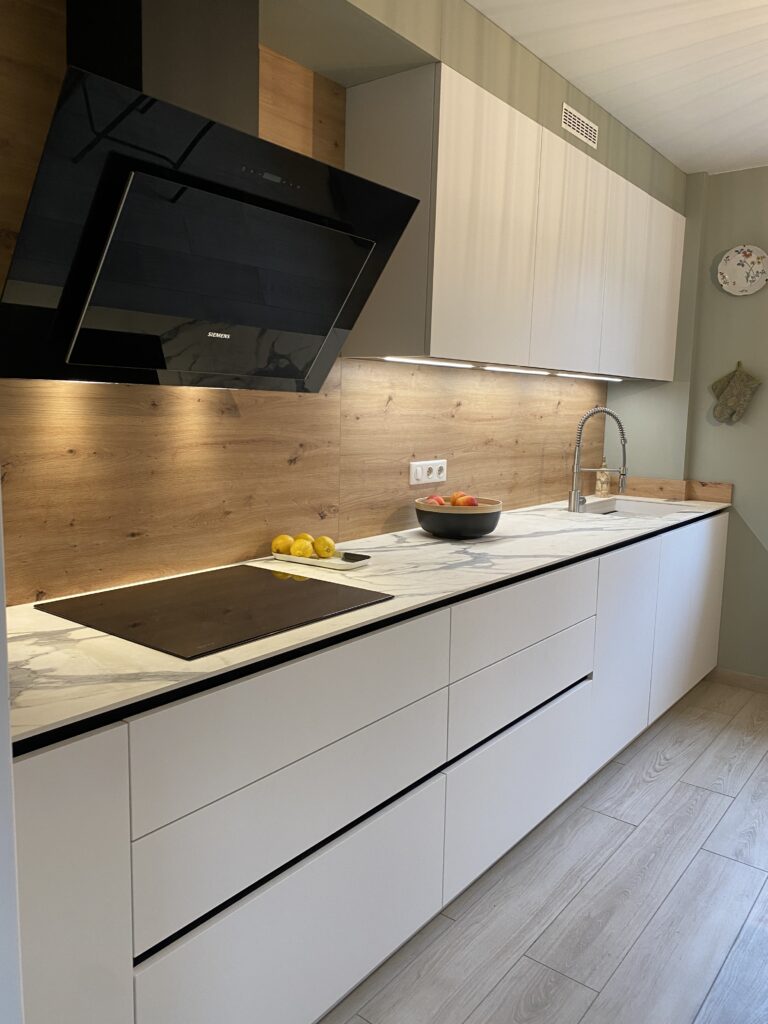 cuisine blanche mat et bois, plan de travail exprit calacata