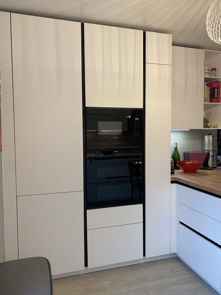 cuisine blanche mat et bois, plan de travail exprit calacata