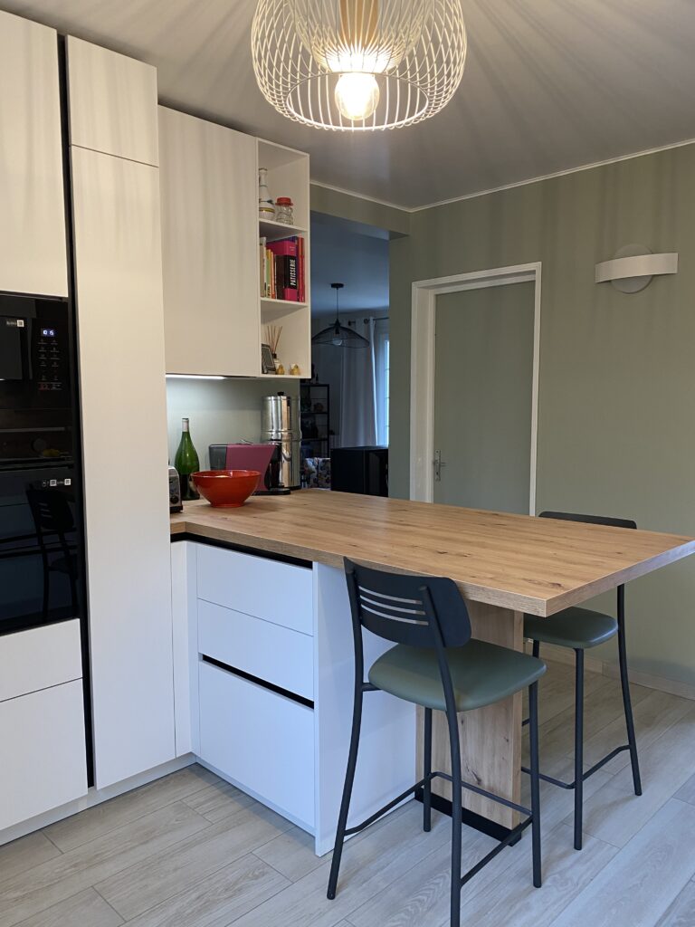 cuisine blanche mat et bois, plan de travail exprit calacata