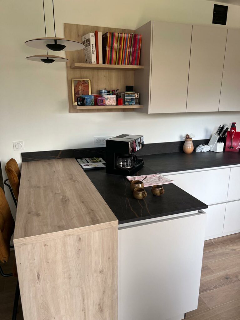 Cuisine coloris satin + façade bois, plan de travail en dekton finition Le laurent