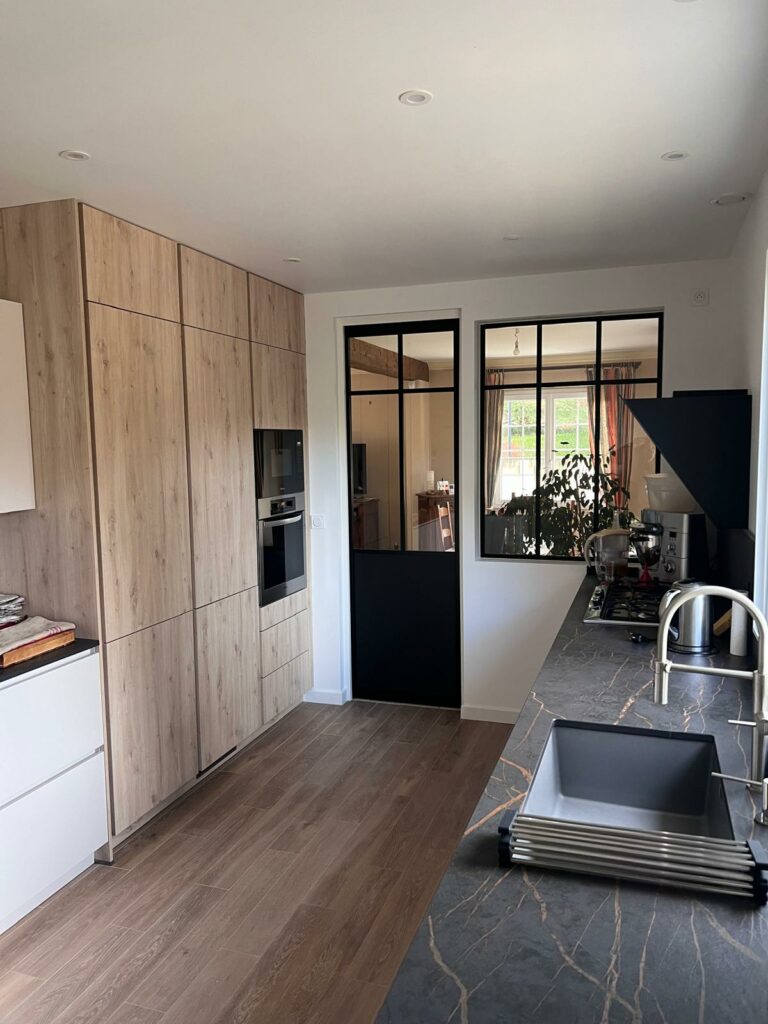 Cuisine coloris satin + façade bois, plan de travail en dekton finition Le laurent