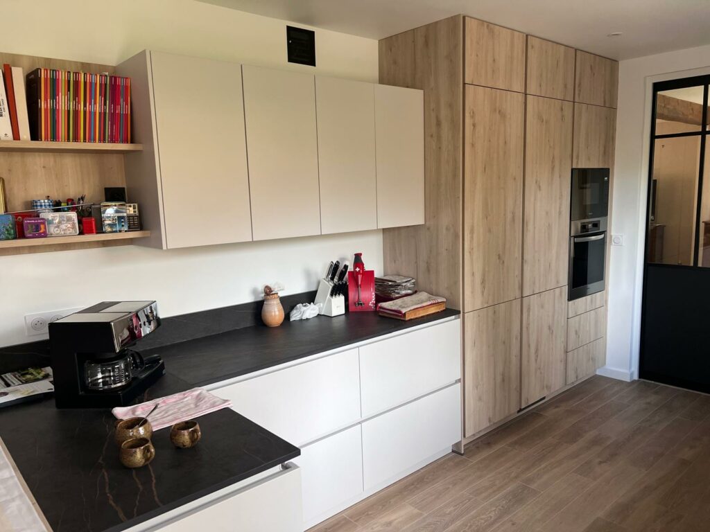 Cuisine coloris satin + façade bois, plan de travail en dekton finition Le laurent