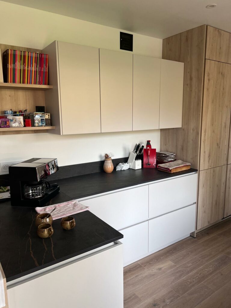 Cuisine coloris satin + façade bois, plan de travail en dekton finition Le laurent