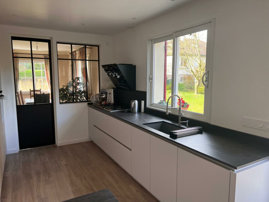 Cuisine coloris satin + façade bois, plan de travail en dekton finition Le laurent
