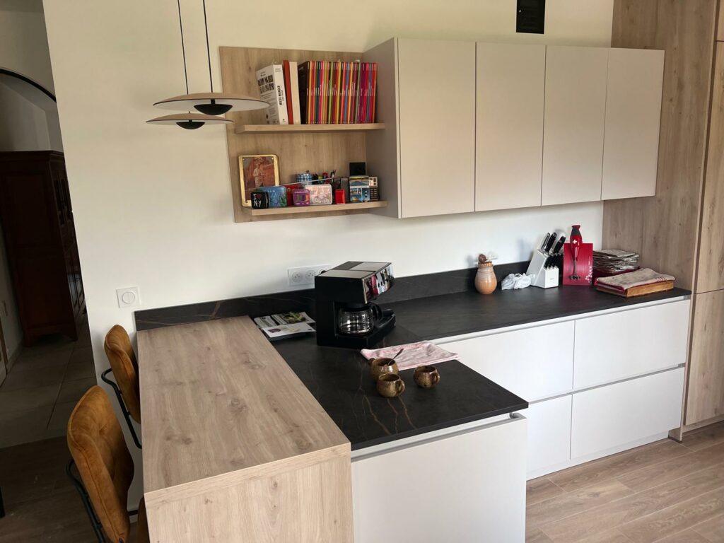 Cuisine coloris satin + façade bois, plan de travail en dekton finition Le laurent