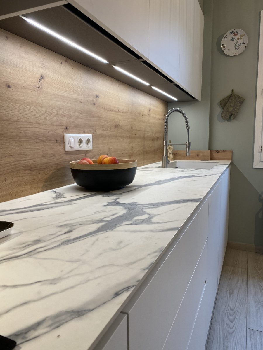cuisine blanche mat et bois, plan de travail exprit calacata