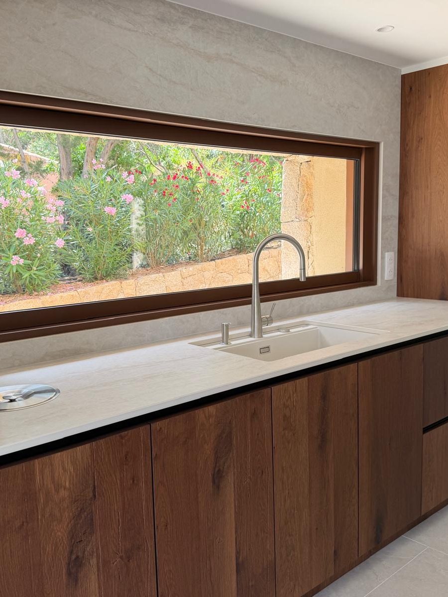 cuisine bois brut + plan de travail en dekton + ilot central avec coin repas
